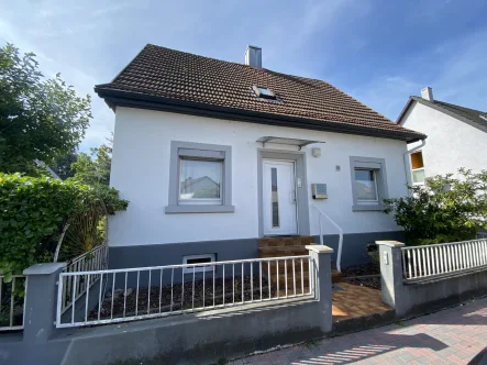 Hausansicht - Haus kaufen in Durmersheim - Charmantes Einfamilienhaus mit Werkstatt, Garten, Dachterrasse & Garage in Durmersheim!