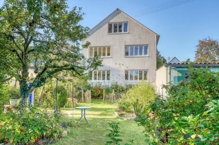 Haus Ansicht vom Garten aus - Haus kaufen in Karlsruhe / Weiherfeld - Ein Haus zum Wohl fühlen! Frei stehendes 3-FH mit Nutz- und Ziergarten in Karlsruhe (Weiherfeld)