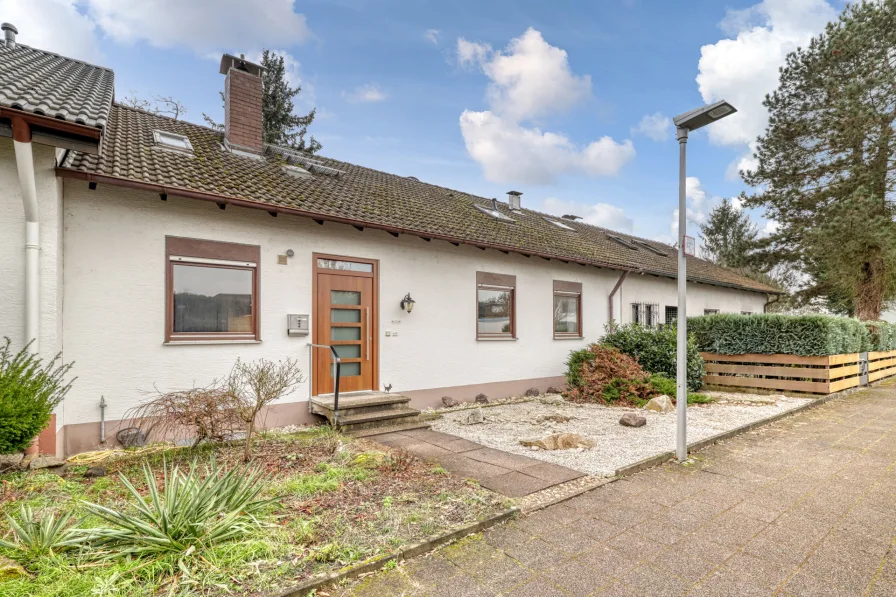 Hausansicht - Haus kaufen in Karlsruhe - Ab sofort frei! Großzügiges EFH mit Ausbaupotenzial, Garten & Garage in ruhiger Lage in Daxlanden!