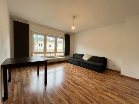 Wohnzimmer - Wohnung kaufen in Karlsruhe - Charmante 2-Zimmer-Wohnung in der Südweststadt mit Balkon und Stellplatz