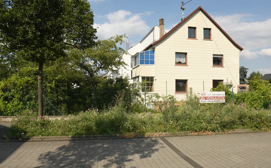 Seitenansicht - Haus kaufen in Karlsruhe / Neureut - Eckgrundstück in bester Lage in Neureut - gegenüber Parkanlage, 2 Parteien-Haus mit Traum-Garten