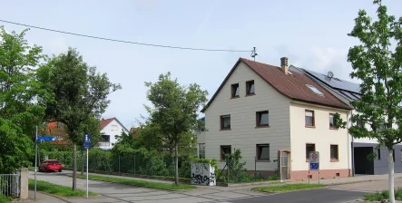 Hausansicht - Haus kaufen in Karlsruhe / Neureut - Filetgrundstück in bester Lage in Neureut - gegenüber Parkanlage, 2 Parteien-Haus mit großem Garten!