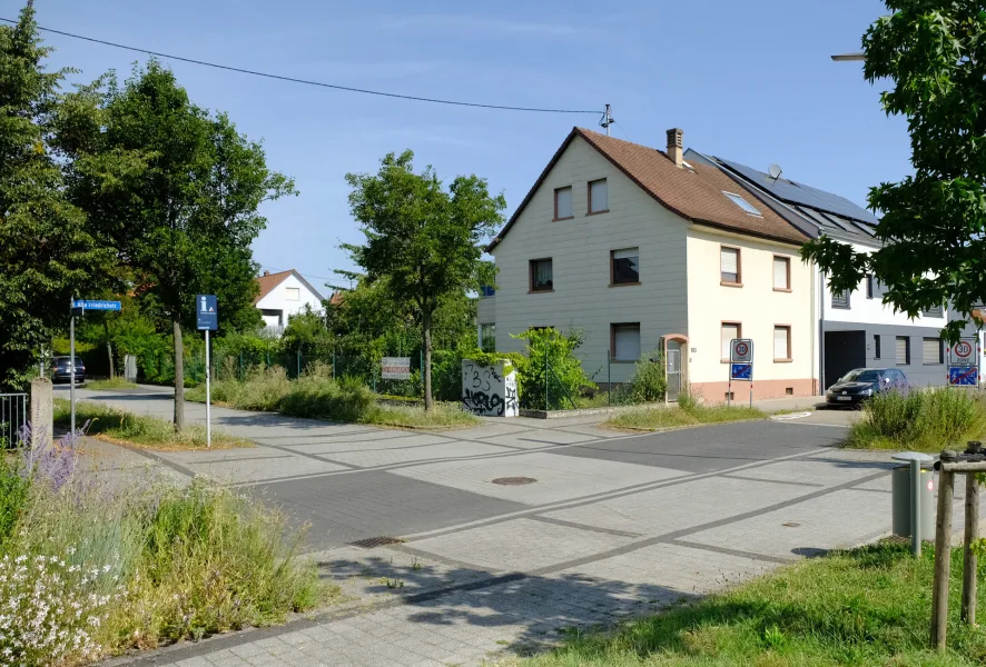 Hausansicht - Haus kaufen in Karlsruhe / Neureut - Eckgrundstück in bester Lage in Neureut - gegenüber Parkanlage, 2 Parteien-Haus mit Traum-Garten!