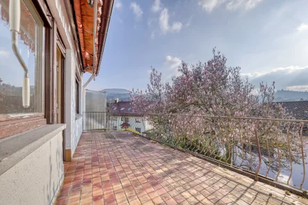 Balkon - Haus kaufen in Baden-Baden / Oberbeuern - Naturnahes Reihenhaus mit tollem Balkon und Garage in Baden-Baden