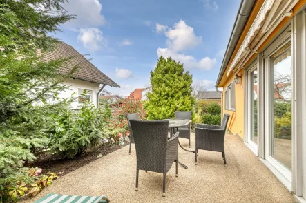 Terrasse - Haus kaufen in Linkenheim-Hochstetten - Freistehendes Fertighaus - zwei Wohneinheiten, Garten und Garagen, beliebte Lage in Hochstetten