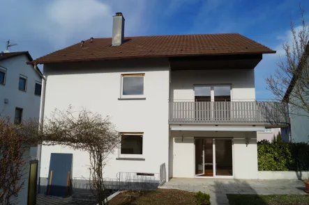 Rückansicht - Wohnung mieten in Kraichtal / Unteröwisheim - Moderne 3,5-Zimmer-Wohnung mit Süd-Balkon und Garage