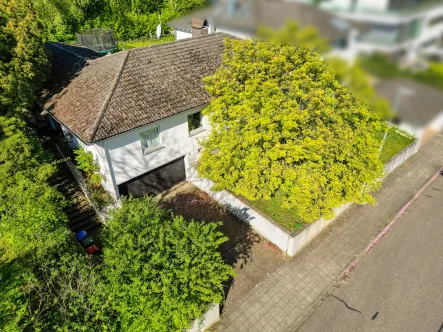 Ansicht - Grundstück kaufen in Karlsruhe / Durlach - Traumhaftes Grundstück mit Turmbergblick! Bungalow - Terrasse und Garten in Südausrichtung!