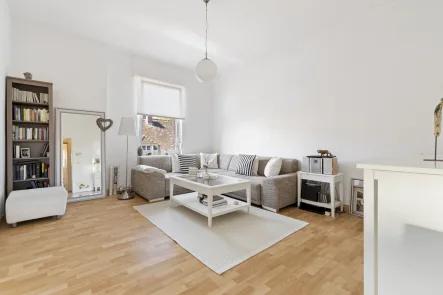 Wohnzimmer - Wohnung kaufen in Karlsruhe / Durlach - Zum Wohlfühlen!Charmante Zwei-Zimmer-Altbau-Wohnung im 3.OG in beliebter Lage in KA-Durlach