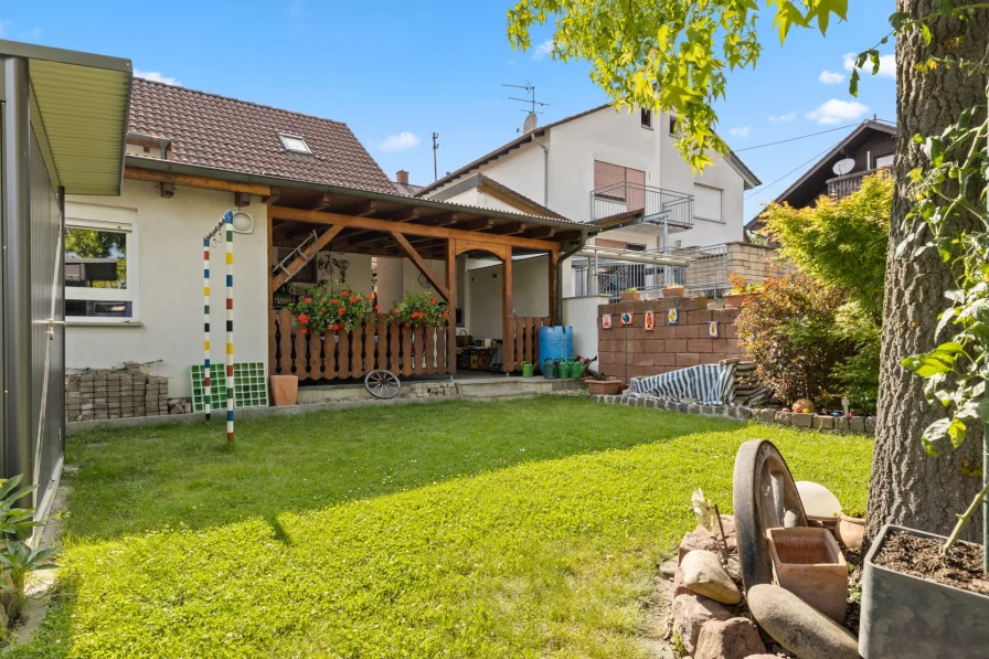 Garten, Pergola und Nebengebäude