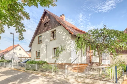 Hausansicht - Haus kaufen in Bruchsal - Schnuckelige DHH mit schönem Garten in ruhiger Lage in Bruchsal! Zentral, unterkellert, ausbaufähig!