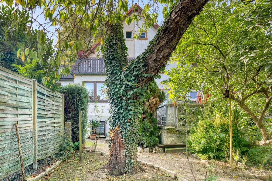 Blick vom Garten auf das Wohnhaus