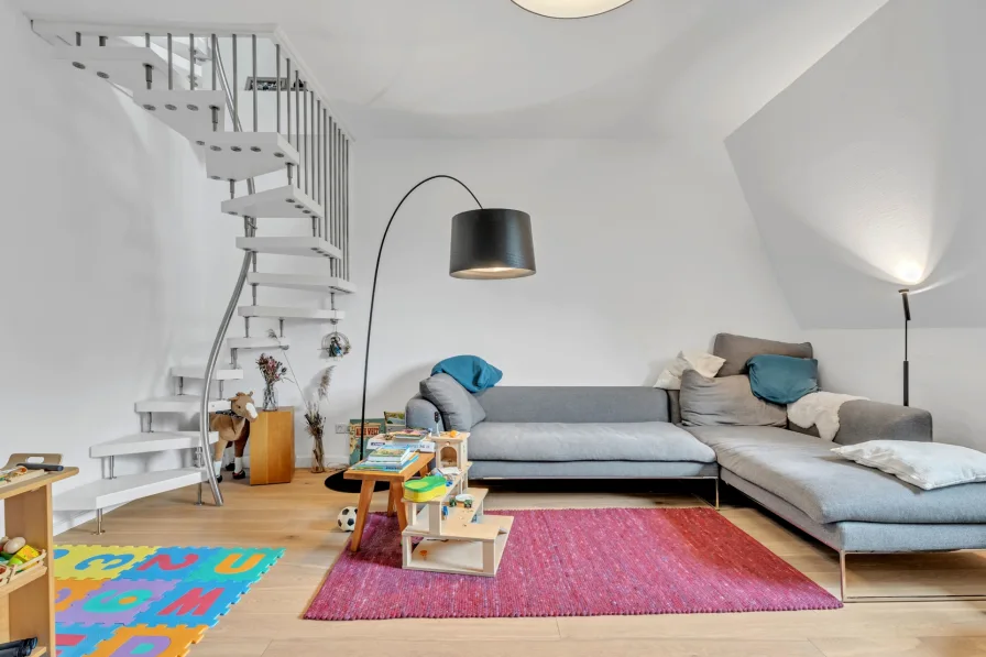 Wohnzimmer - Wohnung kaufen in Karlsruhe - Großzügige und moderne 4-Zimmer-Maisonette-Wohnung mit Charme in toller Lage in der Weststadt!