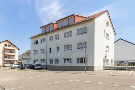 Außenbild - Wohnung kaufen in Linkenheim-Hochstetten - Ebenerdige Erdgeschosswohnung mit Stellplatz