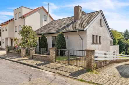 Außenansicht Haus - Haus kaufen in Pfinztal - Provisionsfrei! Einfamilienhaus mit großem Grundstück in ruhiger Lage.