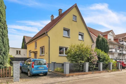 Hausansicht  - Haus kaufen in Stutensee - Freistehendes EFH mit Garage, Scheune und großem Garten in Staffort, Stutensee