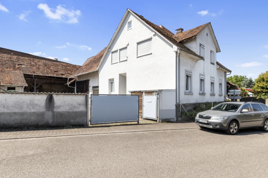 Außenansicht - Haus kaufen in Walzbachtal Jöhlingen - Renovierungsbedürftiges Einfamilienhaus mit großen Garten und Scheune