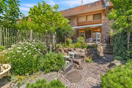 Hausansicht Süd-West - Haus kaufen in Karlsruhe / Hohenwettersbach - Life-Balance: Das Loft zum Verlieben mit wunderschönem Garten - TOP Lage in Hohenwettersbach