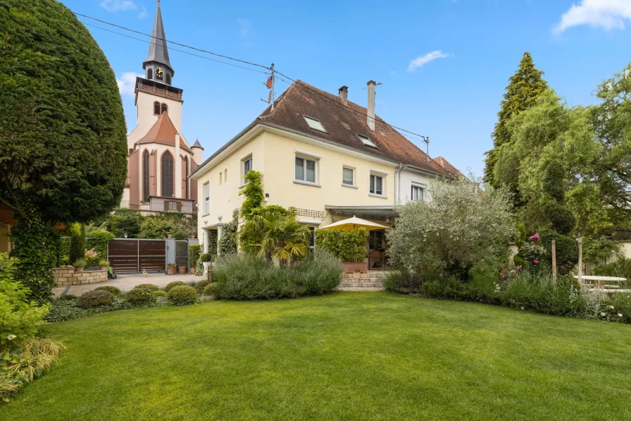 Rückansicht - Haus kaufen in Lauterbourg - Schöner Wohnen in Lauterbourg! Großzügiges & modernes EFH mit gepflegtem Garten und Carport