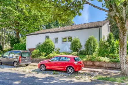 Außenbild - Haus kaufen in Karlsruhe - Haus mit Potenzial: Großzügiges Grundstück und vielseitiger Split-Level-Grundriss