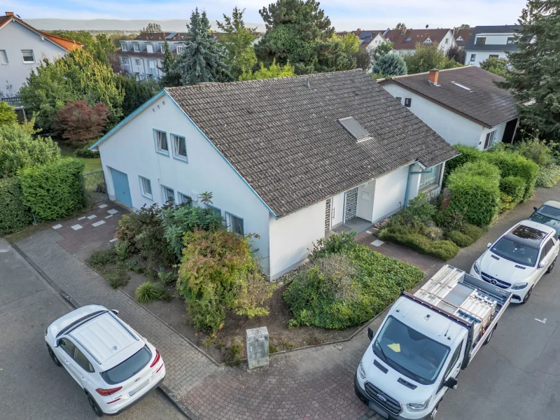 Hausansicht erhöht - Haus kaufen in Rheinstetten - Platz für Ihr neues Zuhause! Freistehendes EFH mit großem Grundstück in ruhiger Lage in Forchheim