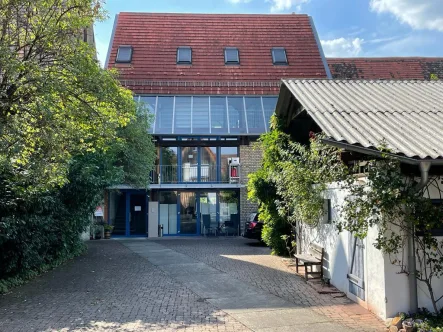 Innenhof - Büro/Praxis kaufen in Stutensee / Friedrichstal - Attraktives modernes Gebäude für Gewerbe oder Wohnen auf großem Grundstück in Friedrichstal