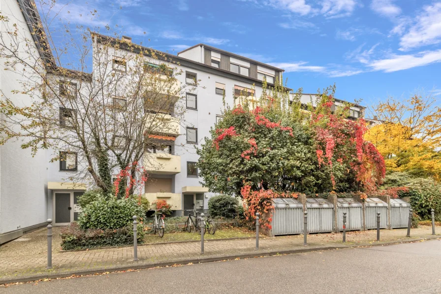 Außenansicht - Wohnung kaufen in Karlsruhe - Wohnen mit Turmbergblick – Großzügige 3-Zimmer-Wohnung