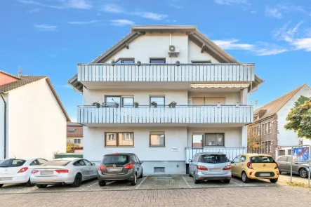 Seitenansicht - Wohnung kaufen in Rheinstetten - Charmante 3,5-Zimmer-Maisonette-Wohnung, mit 94m² Wfl. + Dachstudio und Blick über die Dächer von Forchheim!