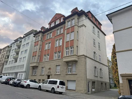 Hausansicht 2 - Wohnung kaufen in Stuttgart - Stilvoll sanierte Altbauwohnung in bester Wohnlage von Stuttgart