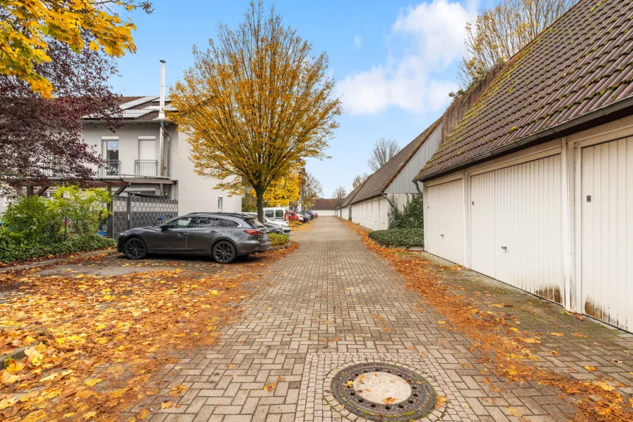 Verkehrsberuhigte Straße mit Garagen