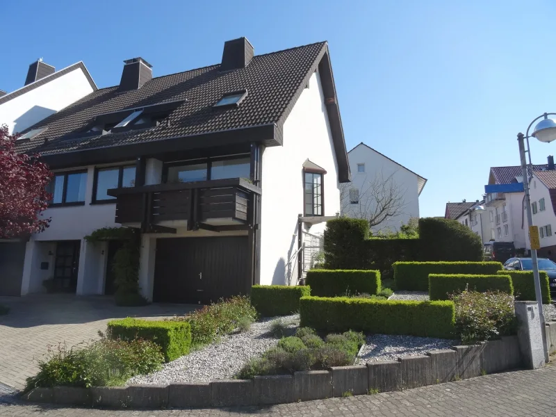 Hausansicht - Haus kaufen in Karlsruhe - Ab sofort frei! Gepflegte DHH mit Garten und Garage in schöner Lage von Hohenwettersbach!