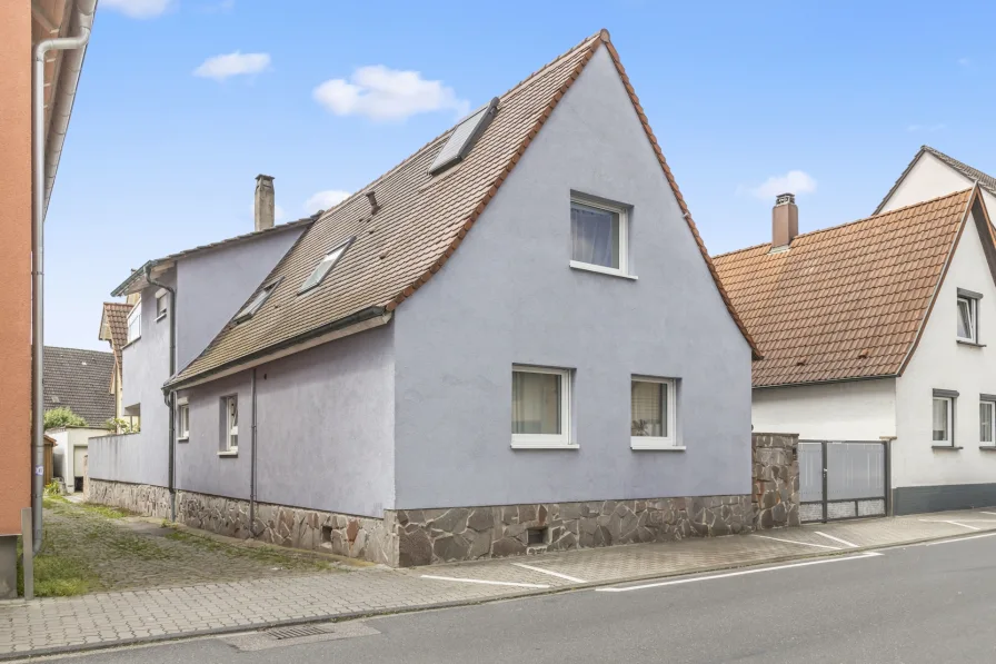 Außenbild - Haus kaufen in Karlsruhe - Gemütliches 1-2 Familienhaus mit kleinem Garten, Dachterrasse und vielseitigem Charme