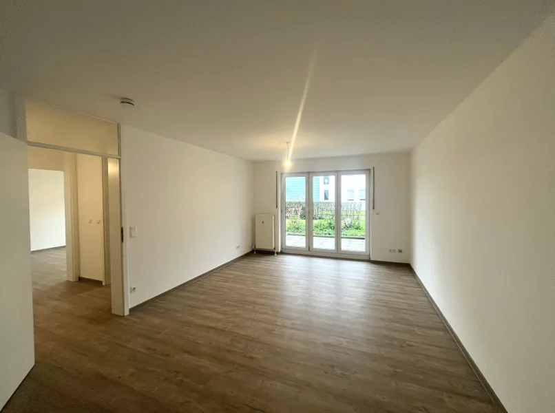 Wohnzimmer Ansicht 2 - Wohnung mieten in Stutensee-Blankenloch - Frisch renovierte, bezugsfreie Erdgeschosswohnung mit Gartenanteil und TG-Platz - Blankenloch