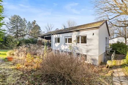 Außenbild - Haus kaufen in Karlsruhe - Einfamilienhaus auf großen Grundstück