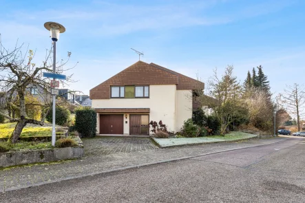 Außenansicht - Haus kaufen in Karlsruhe / Grünwettersbach - Familientraum mit Gestaltungsspielraum: Einfamilienhaus mit Garten und Splitt-Level-Charme