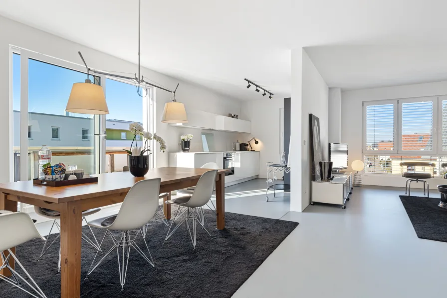 Essbereich, Küche und Terrasse - Wohnung kaufen in Bietigheim - Moderne Penthouse-Wohnung mit Aufzug, zwei Dachterrassen und Carport in Bietigheim