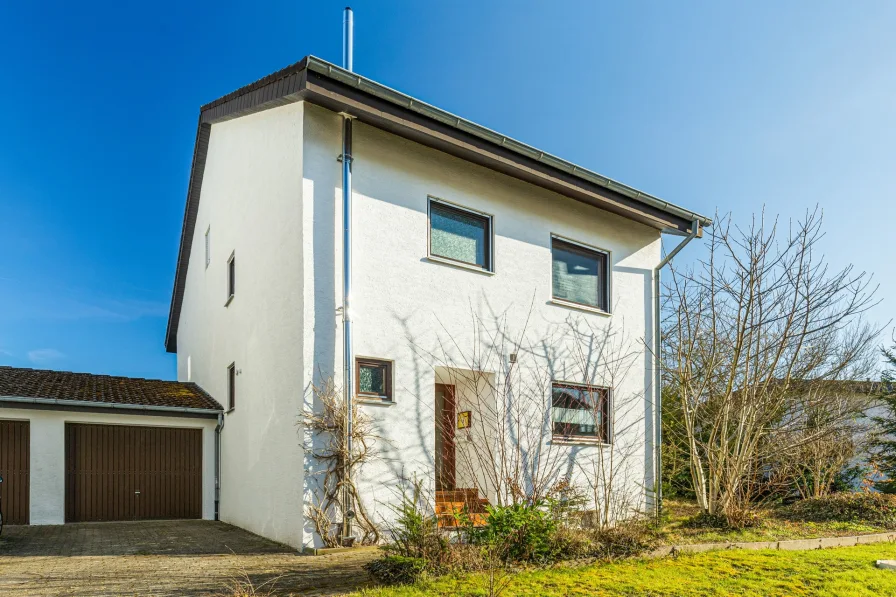 Außenansicht - Haus kaufen in Waldbronn - Freistehendes Einfamilienhaus in zweiter Reihe – naturnah, ruhig & voller Möglichkeiten!