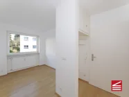 Eingangsbereich u. halbes Zimmer - Essbereich_2