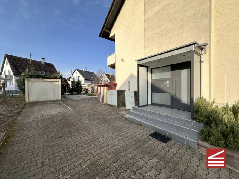 Hauseingang - seitlicher Hof mit dritter Garage