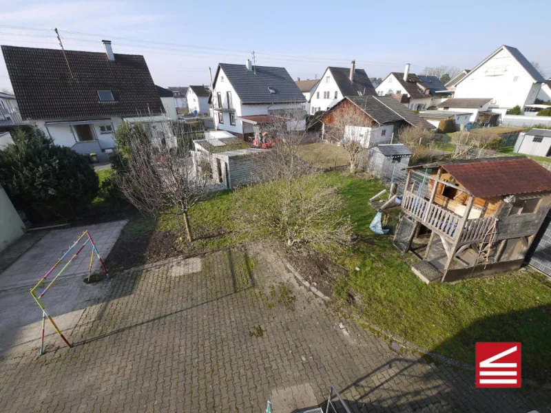 Blick vom oberen Balkon auf das Grundstück