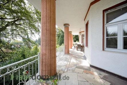 Terrasse von Osten - Wohnung kaufen in Schäftlarn - Historisches Altbauflair mit großen Terrassen und Gartenanteil