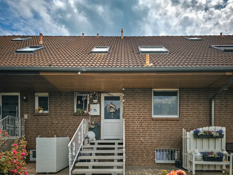 Frontansicht - Haus kaufen in Salzgitter / Salzgitter-Bad - Modernes Reihenmittelhaus mit Garten in Salzgitter-Bad!