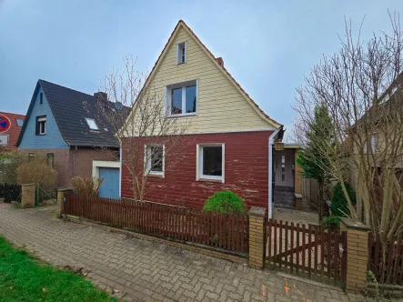 Das Wohnhaus - Haus kaufen in Salzgitter Bad / Salzgitter-Bad - Freistehendes Ein-bis Zweifamilienhaus - schönes Grundstück und viel Platz in guter Lage von SZ-Bad!