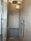 Großräumige Dusche mit Sitzbank