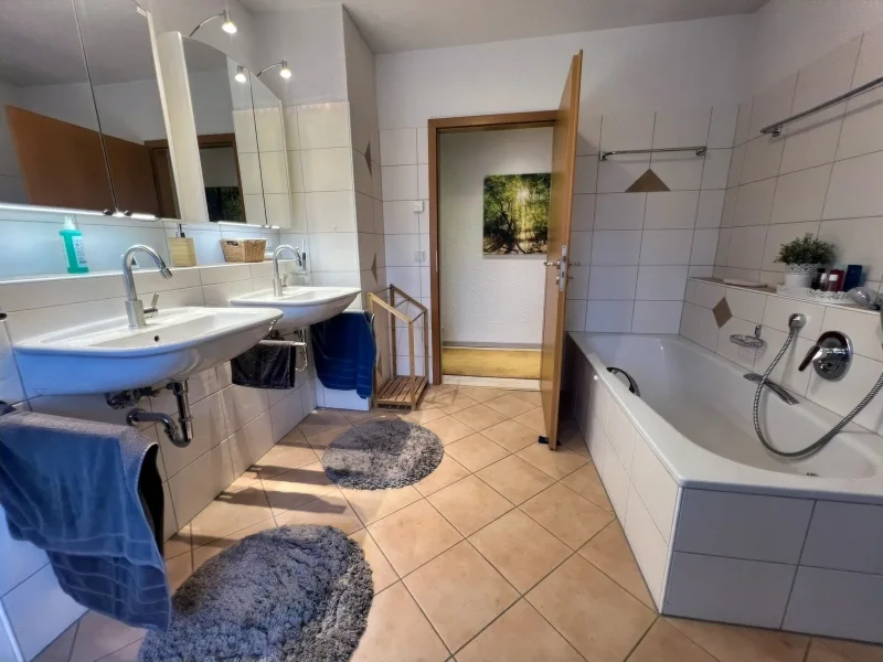 Modernes Badezimmer mit Doppelwaschbecken