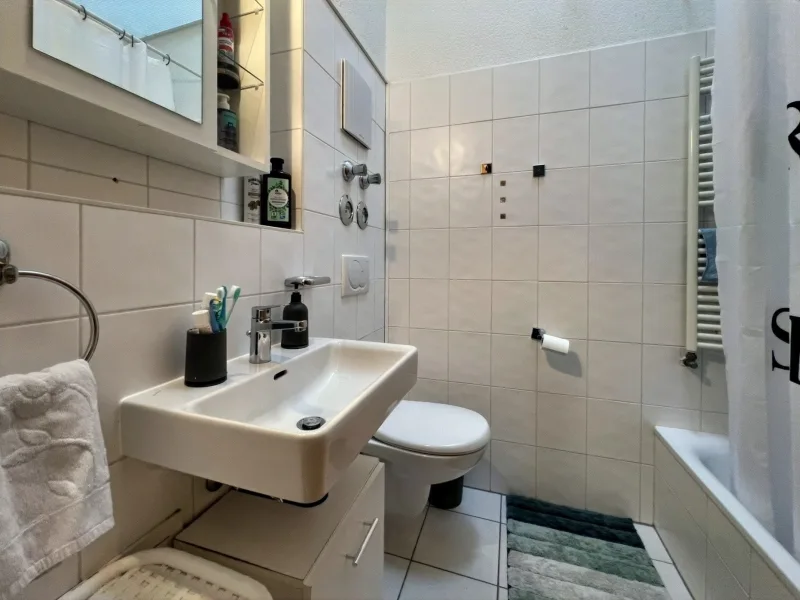 charmantes Badezimmer mit Badewanne