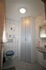Tageslicht-Gäste-WC (Einbau Dusche möglich)