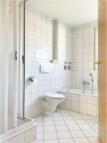 Tageslicht-Badezimmer mit Dusche und Badewanne
