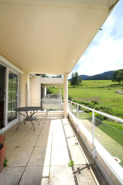 Sonniger Balkon mit Sicht ins Grüne