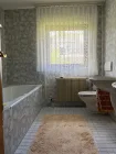 Tageslicht-Badezimmer mit Dusche und Badewanne