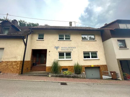 Blick von vorne - Haus kaufen in Dossenheim - Selbstnutzung oder Kapitalanlage! Wohngebäude in ruhiger Lage von Dossenheim